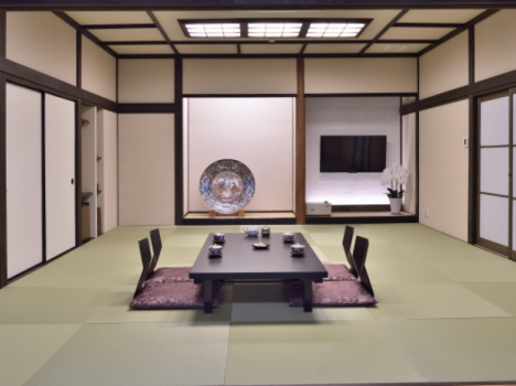 菊の間　当館で最も広い客室の菊の間は25畳の広さがあり天井高もある開放的な空間。大人数のご旅行でも一部屋でゆっくりとお寛ぎ頂けます。