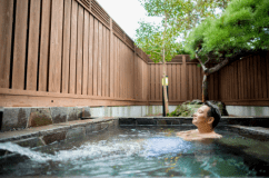 特別室松の間 露天風呂には朝日も入るため朝湯もおすすめです。お好きな時にお入り頂けます。