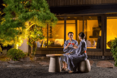 特別室桐の間　桐の間からは美しい庭園風景を前にお食事等をお楽しみ頂けます。