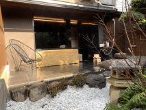 特別室桐の間　露天風呂には和風のお庭付き。広々とした浴槽で庭園風景を眺めながらゆっくりお入り頂けます。