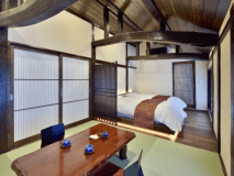 藤の間　程よくこじんまりとした広さが落ち着く空間。見上げれば150年前の湾曲した太い梁、窓を開ければ郷愁に駆られる格子から見える庭。創業当時から大切に維持されてきた藤の間は明治の雰囲気に包まれながら、ゆっくりとした時間をお過ごし頂けます。