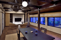 梅の間　当館唯一の洋間。庭側は一面ガラス張りの為、純和風の庭園を高い位置から一望でき、夜のライトアップは美しくロマンチック。
客室内は天井がゆったりとして、創業当時からの柱や梁が残され随所に歴史を感じることができます。