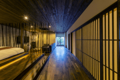 最上級客室「草枕の間」は、当館の150年以上の歴史の中で培ったお客様の快適さ、おもてなしを追求した客室に仕上げております。広々とした約80㎡の客室で非日常をお楽しみください。