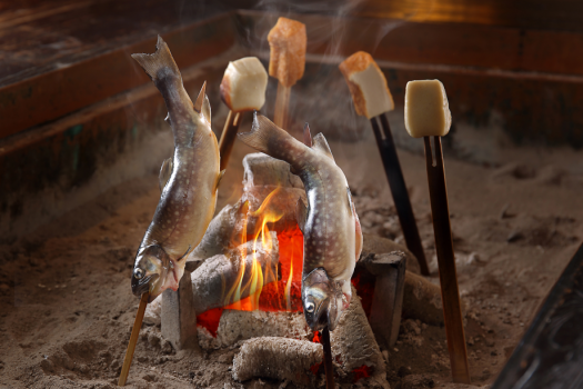 囲炉裏料理では新鮮な岩魚を炭火焼ならではの焼き加減で出来立てがお楽しみいただけます。