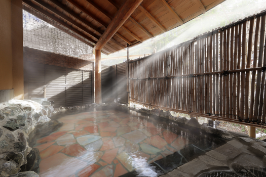 【露天風呂】『かじかの湯』開湯1200年の歴史をもつ台温泉の中にあり、自墳源泉かけ流しの露天風呂。