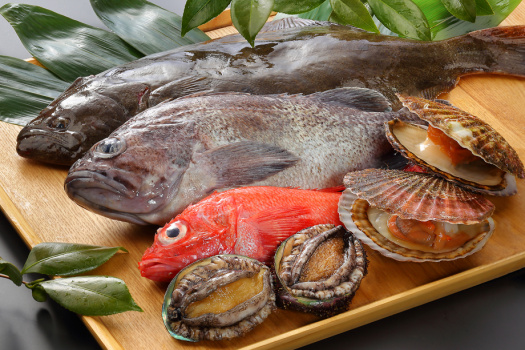 三陸産の鮑をはじめ高級魚のキンキ・活ホタテなど新鮮な魚介を囲炉裏焼きで