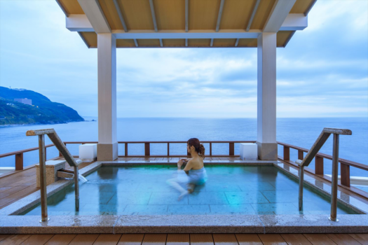 【望洋露天風呂】かつてない開放感と最上階から見下ろす海は絶景