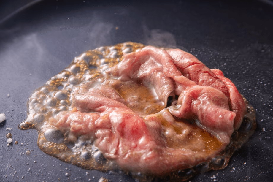 旨味が溢れ出す、極上のすき焼きをご堪能いただけます。