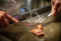 夕食のステーキ　特上のおおいた和牛のうま味を更に引き出すシェフの腕の見せ所！