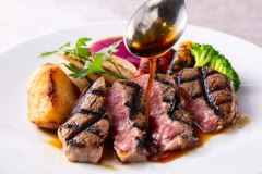 至福の瞬間。おおいた和牛ヒレ肉の旨味が口いっぱいに広がります。 至福の瞬間。おおいた和牛ヒレ肉の旨味が口いっぱいに広がります。