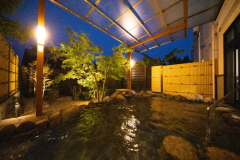 ★2024年10月新設★掛け流し温泉 露天風呂<男湯> ★2024年10月新設★掛け流し温泉 露天風呂<男湯>