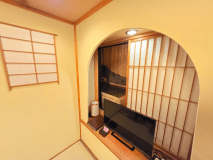 8畳温泉石風呂付客室　客室窓の外は温泉石風呂が見えます