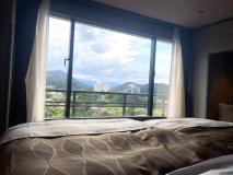 ベッドからの眺めは最高！秋保を見渡す最上階に位置するこの客室は、１室だけの特別な空間（新・和洋室）