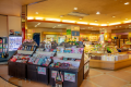 【売店】地元名産やオリジナル土産に加え、ファッション用品や赤ちゃん用品まで