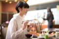 【ご朝食】光が降り注ぐ明るいダイニングで朝食をどうぞ