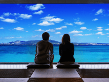 どこまでも続く沖縄のオーシャンブルーをのんびりと眺めながら、ここでしか味わえない上質なひとときを。