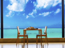 【食事処 海の坊】沖縄らしい太陽の光によって変わりゆく海の色。流れゆく雲の風景に時を忘れます