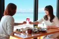 美しい景色に美味しいお料理。空と海を視界いっぱいに感じながら、食事を愉しむ贅沢なひととき。