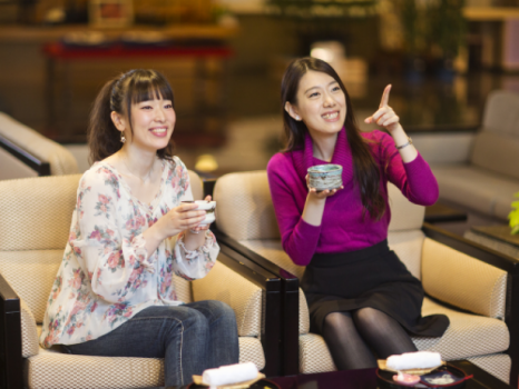 「ウェルカムドリンク」を楽しみながら、まずはロビーで女子トーク♪