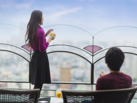 景色とともに、旅の想い出話に華を咲かせるひと時