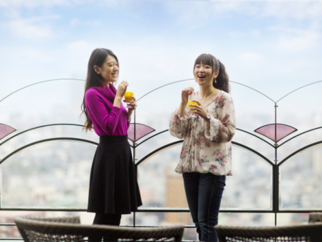 「ドリンク」片手に女子トーク♪目の前に広がる青い景色で、疲れとサヨナラ！