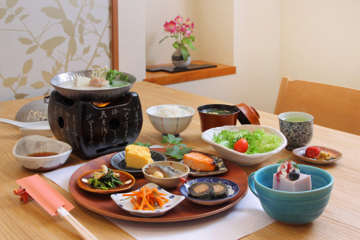 【ご朝食】宿主こだわりの会津の美味しさや里山の滋味を盛り込んだ朝ご飯です。