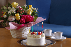 ホールケーキ＆花篭でお祝いを！