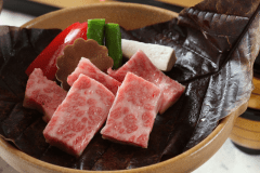 とろけるA４等級飛騨牛を郷土料理・朴葉味噌を絡めて
お召し上がりください。濃厚な味に御飯が進みます。