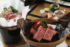 A4飛騨牛朴葉味噌ステーキ＆A4飛騨牛すき焼がメインの
アップグレードプランです