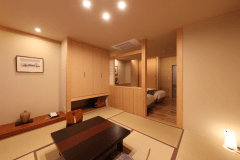 2023年3月新装の和洋室。シモンズ製ベッドを採用。3名以上は和室にお布団を敷きます（客室定員4名）