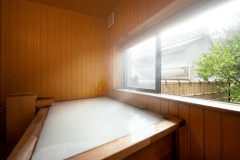 天然温泉【半露天風呂＆坪庭付き】客室りんどう