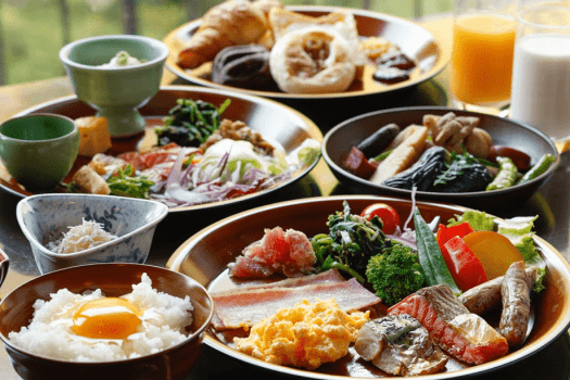 朝食ビュッフェの一皿。和洋の多彩な味わいを少しずつ楽しめる、心弾む朝のひととき。