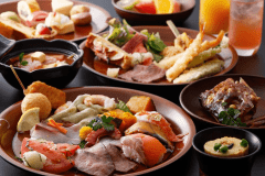 夕食ビュッフェの一皿。地元食材を活かした多彩な味わいを少しずつお楽しみください。