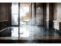 日中の木の風呂