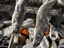 囲炉裏でじっくり焼きあげたイワナをお愉しみください。