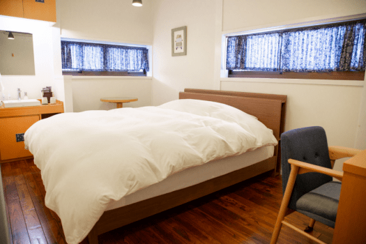 【ダブルルーム】白を基調に和と洋をミックスしたさわやかな雰囲気のコンパクトなお部屋。