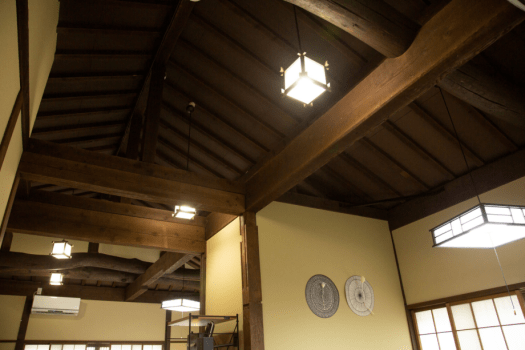 古民家を感じさせる広々とした天井