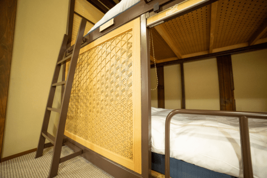 ブラインドをおろせば、プライベートな空間が持てるオリジナルベッド