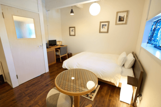 白を基調に和と洋をミックスしたさわやかな雰囲気のコンパクトなお部屋。