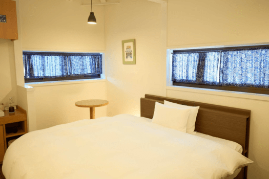 【ダブルルーム】白を基調に和と洋をミックスしたさわやかな雰囲気のコンパクトなお部屋。