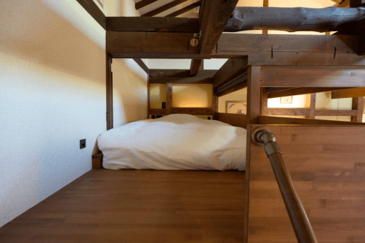 広々とした寛ぎソファーで寝転んだり、梁をくぐりながら入るロフトベッドに子供心をくすぐられる感覚のお部屋です。