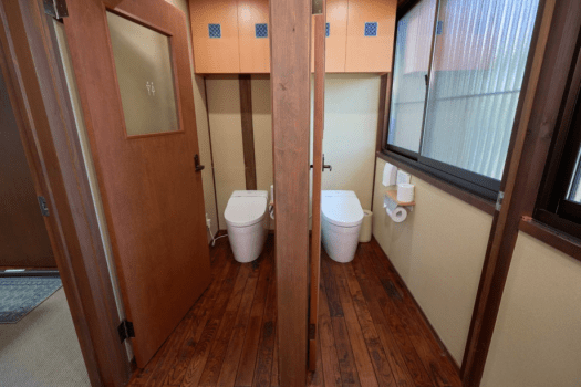 【ファミリーデラックスルーム】朝の忙しい時間に便利になるよう、二つのトイレをご用意。