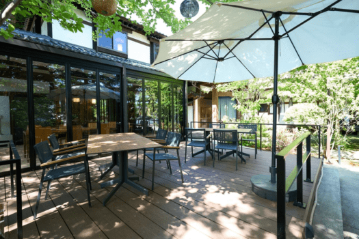 パラソルが似合うテラスで寛ぎのお時間を