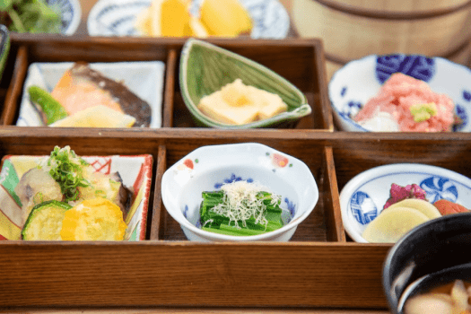朝食イメージ■基本の朝食御膳に加え、ねぎとろ、納豆またはとろろをご用意。
