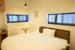 【ダブルルーム】白を基調に和と洋をミックスしたさわやかな雰囲気のコンパクトなお部屋。