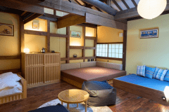 広々とした寛ぎソファーで寝転んだり、梁をくぐりながら入るロフトベッドに子供心をくすぐられる感覚のお部屋です。