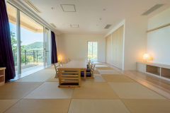 畳と木の香りに包まれた和室は、ご家族やご友人との憩いの間に。
リラックスした空間をご提供いたします。
リビングルーム同様、眼下には海が広がります。