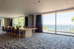 オーシャンビューのリビングルームは、多くの用途でご活用いただけます。
wi-fiやモニターも完備しており、企業研修や勉強会、各種講演会など、シーンに合わせてレイアウト可能です。