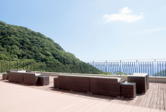 眼下に広がるのは相模湾。
開放感のあるウッドデッキテラスは、昼と夜で表情を変えます。