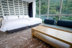 東に面したレイアウトで、相模湾に昇る美しい日の出を見ながら起床できるお部屋です。